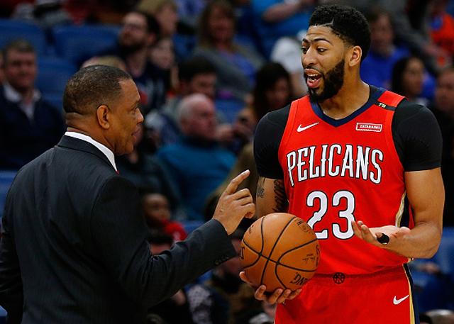 他用一种不 他用一种不