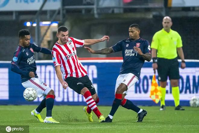 徐靜雨稱庫明加突破包夾的瞬間宛如詹姆斯 火箭年輕人的身體素質根本無法與之匹敵.